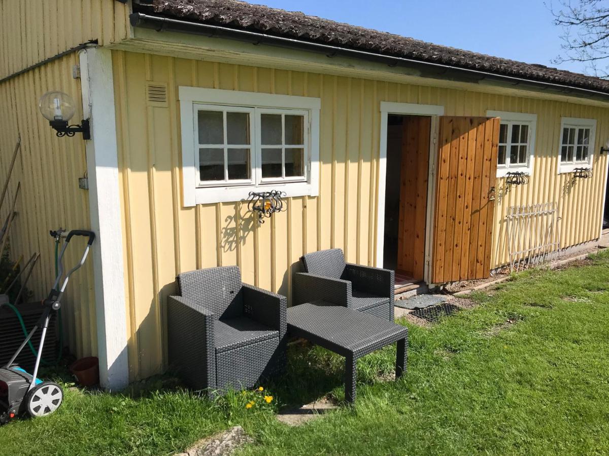 Gaeststuga I Loefsaeng Hajstorp Toreboda Bagian luar foto