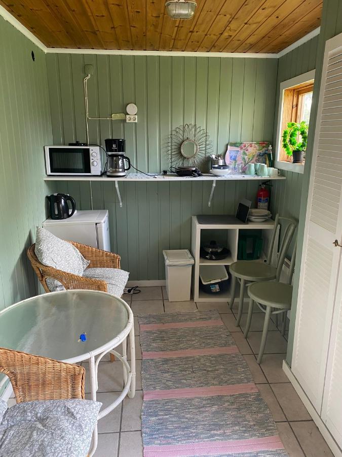 Gaeststuga I Loefsaeng Hajstorp Toreboda Bagian luar foto