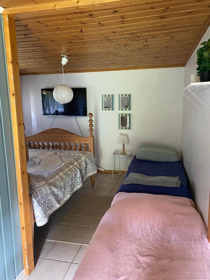 Gaeststuga I Loefsaeng Hajstorp Toreboda Bagian luar foto